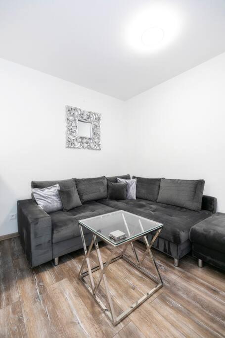 Alure Residences 1 & 24H Self Check-In, Free Parking In Front Of The Apartment Building, New Building, Terrace, Cafe With Breakfast In The Apartment Building, Next To The Aqua Park Banská Bystrica Exterior photo