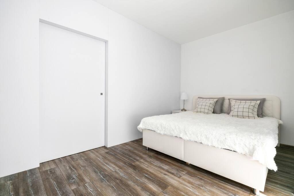 Alure Residences 1 & 24H Self Check-In, Free Parking In Front Of The Apartment Building, New Building, Terrace, Cafe With Breakfast In The Apartment Building, Next To The Aqua Park Banská Bystrica Exterior photo