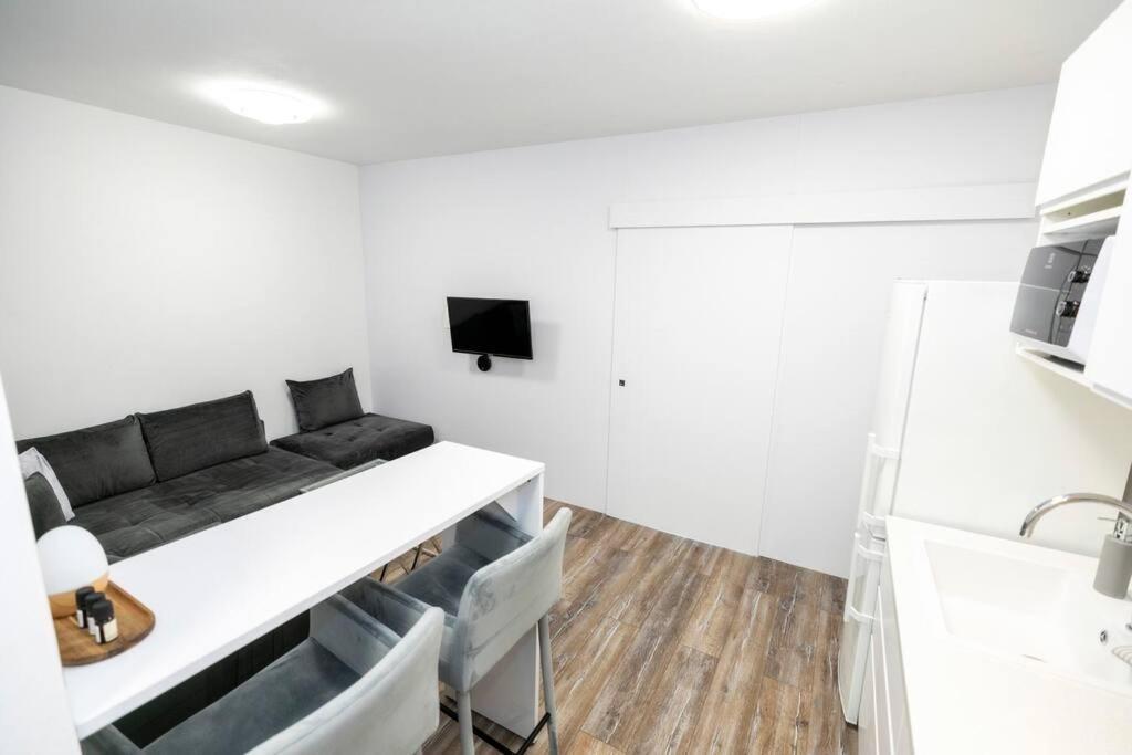Alure Residences 1 & 24H Self Check-In, Free Parking In Front Of The Apartment Building, New Building, Terrace, Cafe With Breakfast In The Apartment Building, Next To The Aqua Park Banská Bystrica Exterior photo