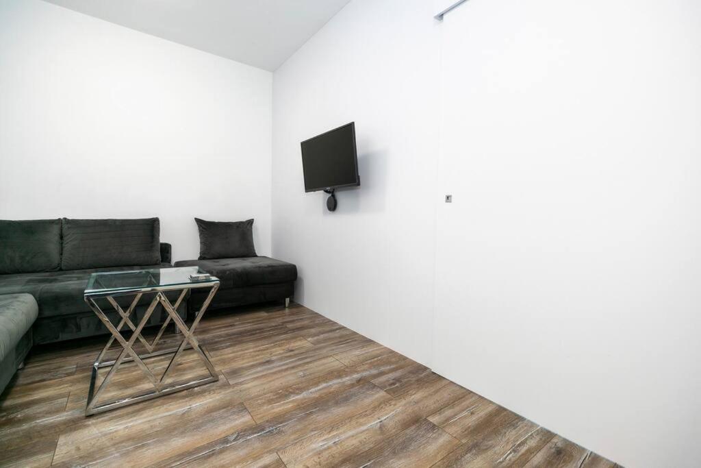 Alure Residences 1 & 24H Self Check-In, Free Parking In Front Of The Apartment Building, New Building, Terrace, Cafe With Breakfast In The Apartment Building, Next To The Aqua Park Banská Bystrica Exterior photo